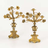 Paar Bronzeleuchter mit blütenförmigen Tüllen - фото 1