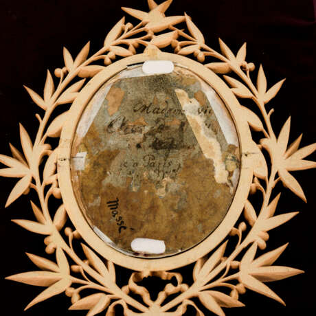 Große Miniatur: Damenbildnis mit kunstvoll geschnitztem Lorbeerrahmen im Glaskasten - photo 5