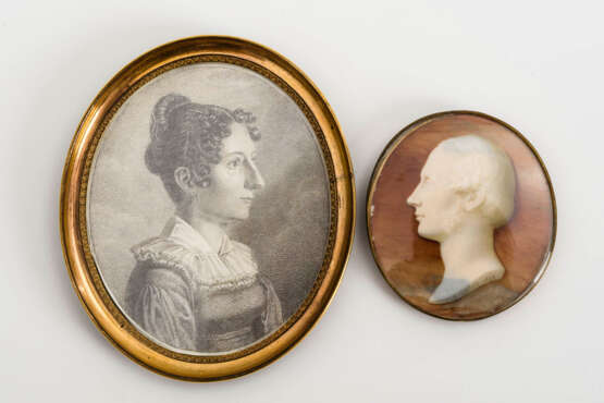 2 Miniaturen: Herrenbildnis als Trompe-l'oeil und Damenporträt - фото 1