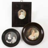 3 Biedermeier-Miniaturen: Damenporträts, 1x Kind - фото 1