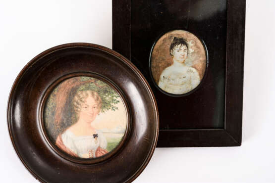 3 Biedermeier-Miniaturen: Damenporträts, 1x Kind - photo 3