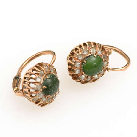 Russisches Ohrhängerpaar mit grünem Stein und Diamantrosen - photo 2