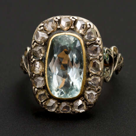 Antiker Entourage-Ring mit Aquamarin und Diamantrosen - photo 1