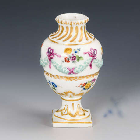 Kleine Vase mit Blumenmalerei. Meissen. - photo 1