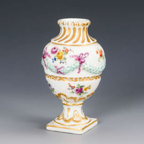 Kleine Vase mit Blumenmalerei. Meissen. - Foto 2