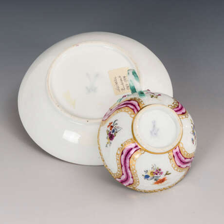 Barocke Tasse mit Blumenmalerei. Meissen. - photo 2