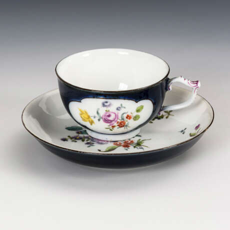 Barocke Tasse mit Blaufond. Meissen. - фото 2