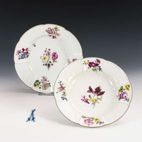 2 barocke Teller mit Blumenmalerei. Meissen. - Foto 1