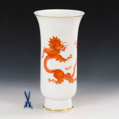 Vase mit Drachenmalerei. Meissen.