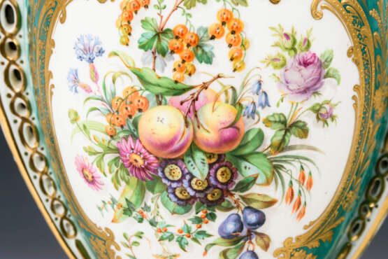 Paar Prunkvasen mit Frucht- und Blumenmalerei - photo 3