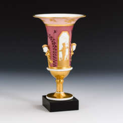 Vase mit Chinoiseriemalerei und Marmorplinthe. Frankreich.