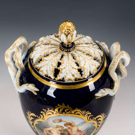 Schlangenhenkelvase mit Kobaltfond. Meissen. - photo 3