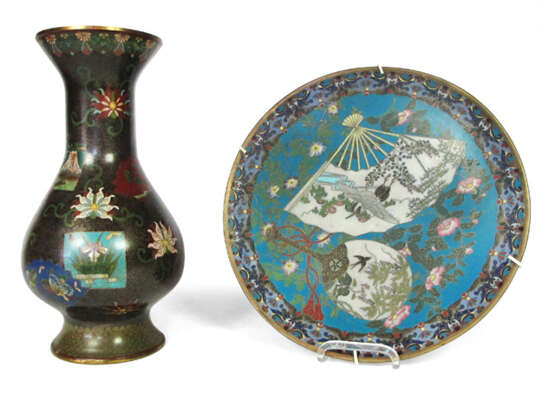 CLOISONNÉ-TELLER UND -VASE, - Foto 1