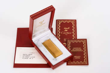 Vergoldetes Feuerzeug in Etui (mit Papieren). Cartier.