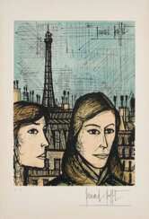 Deux femmes devant la Tour Eiffel