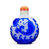 A BLUE-OVERLAY `SNOWSTORM` GLASS SNUFF BOTTLE - photo 1