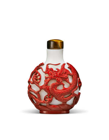 A CINNABAR-RED-OVERLAY WHITE GLASS SNUFF BOTTLE - фото 1