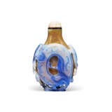 A BLUE AND WHITE-OVERLAY TRANSPARENT CARAMEL-TONED GLASS SNUFF BOTTLE - фото 1