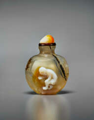 A CARVED CAMEO AGATE SNUFF BOTTLE