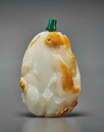 A SUPERB CARVED WHITE AND RUSSET JADE SNUFF BOTTLE - photo 1