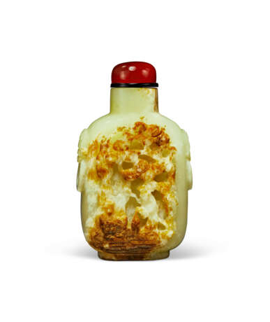 A CARVED YELLOW AND RUSSET JADE SNUFF BOTTLE - фото 1