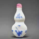 A BLUE-OVERLAY OPAQUE WHITE GLASS DOUBLE-GOURD-FORM SNUFF BOTTLE - photo 1