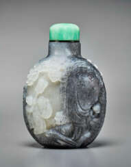 A RARE AND FINELY CARVED BLACK AND WHITE JADE SNUFF BOTTLE