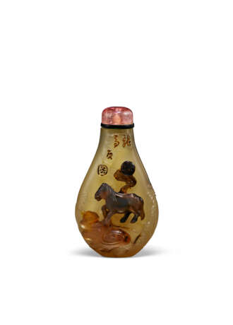 A SMALL CARVED CAMEO AGATE SNUFF BOTTLE - Foto 1
