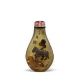 A SMALL CARVED CAMEO AGATE SNUFF BOTTLE - Foto 1
