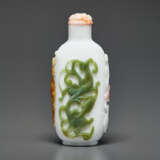 A FIVE-COLORED-OVERLAY OPAQUE WHITE GLASS SNUFF BOTTLE - фото 1