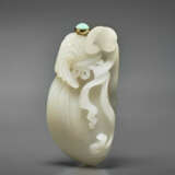 A FINELY CARVED WHITE JADE SNUFF BOTTLE - Foto 1