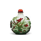 A CINNABAR-RED AND GREEN-OVERLAY `SNOWSTORM` GLASS SNUFF BOTTLE - Foto 1