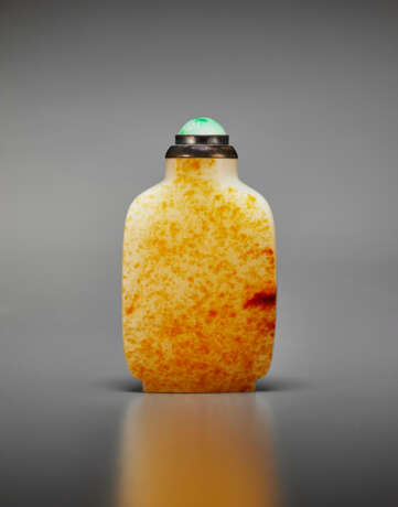 A RUSSET AND WHITE JADE SNUFF BOTTLE - Foto 1