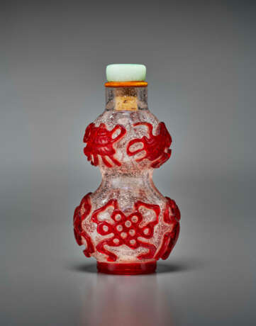 A RED-OVERLAY CLEAR GLASS DOUBLE GOURD-FORM SNUFF BOTTLE - фото 1