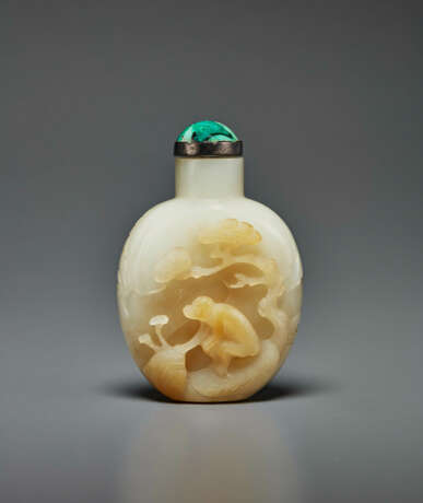 A CARVED PALE RUSSET AND WHITE JADE SNUFF BOTTLE - фото 1