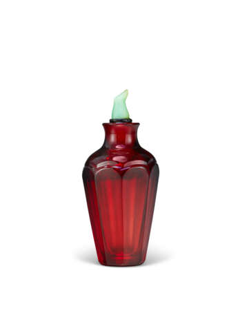 A TRANSPARENT RED GLASS SNUFF BOTTLE - фото 1
