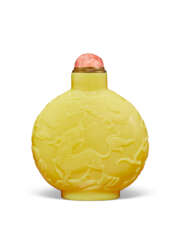 A CARVED YELLOW GLASS SNUFF BOTTLE