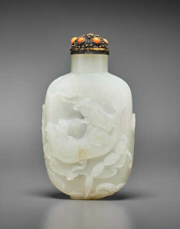 A CARVED WHITE JADE SNUFF BOTTLE - Foto 1