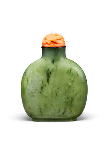 A LARGE SPINACH-GREEN JADE SNUFF BOTTLE - photo 1