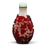 A RED-OVERLAY `SNOWSTORM` GLASS SNUFF BOTTLE - Foto 1