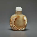 A CARVED CAMEO AGATE SNUFF BOTTLE - фото 1