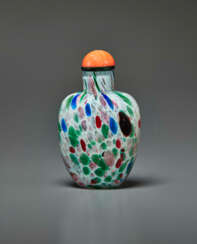 AN UNUSUAL BRIGHTLY COLORED SANDWICHED GLASS SNUFF BOTTLE