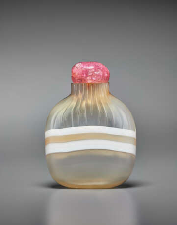 A BANDED AGATE SNUFF BOTTLE - photo 1