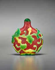 A GREEN AND YELLOW-OVERLAY TRANSPARENT MULBERRY-RED GLASS SNUFF BOTTLE