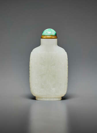 A CARVED WHITE JADE SNUFF BOTTLE - фото 1