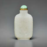 A CARVED WHITE JADE SNUFF BOTTLE - Foto 1