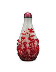 A FINELY CARVED RED-OVERLAY &#39;SNOWSTORM&#39; GLASS SNUFF BOTTLE