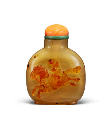 A CARVED CAMEO AGATE SNUFF BOTTLE - фото 1