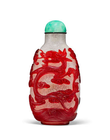 A RED-OVERLAY `SNOWSTORM` GLASS SNUFF BOTTLE - photo 1