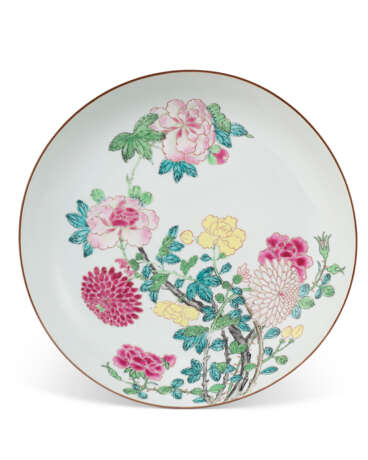 A FAMILLE ROSE SAUCER DISH - фото 1